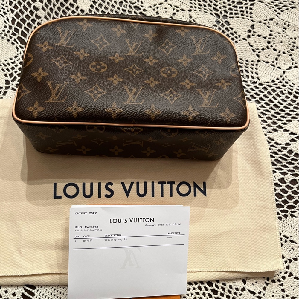Louis Vuitton Toiletry 25 in Excellent condition with dust bag
